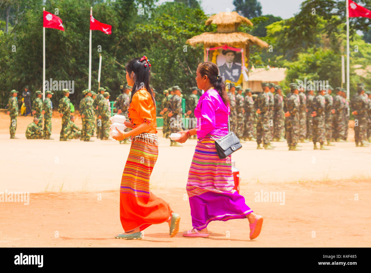 Lo Stato di Shan esercito(SSA), la Birmania - 21 Maggio: persone non identificate Dress Up splendidamente in un Stato Shan esercito giorno di maggio 21, 2017 a Loi Kaw Wan, Birmania. Foto Stock