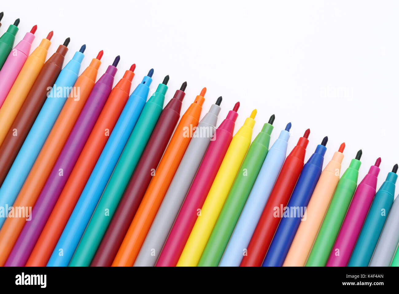 Fila di penne colorate per la pittura o il disegno su sfondo bianco Foto Stock