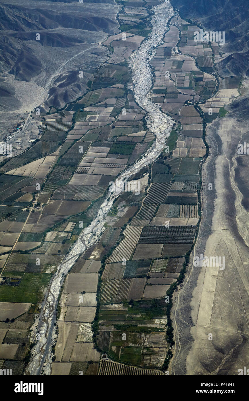 Immagini Stock - Veduta Aerea Del Geoglifi Vicino A Nazca - Famoso Linee Di  Nazca, Perù. Nel Centro, Spider Cifra È Presente.. Image 69785583