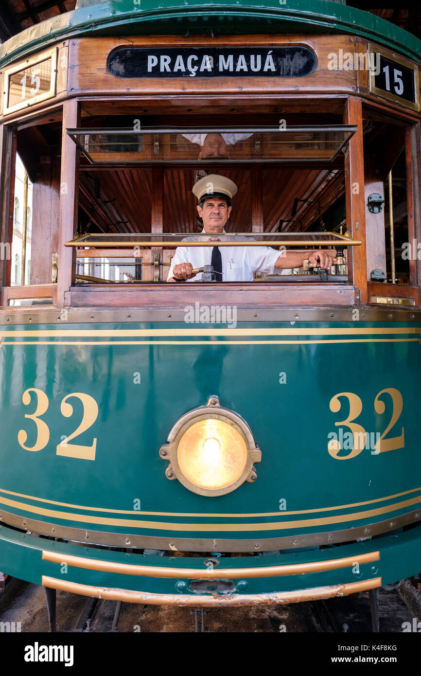 Conduttore maschio di un restaurato 1911 tram storico in posa per un ritratto della città di Santos, Stato di Sao Paulo, Brasile. Foto Stock