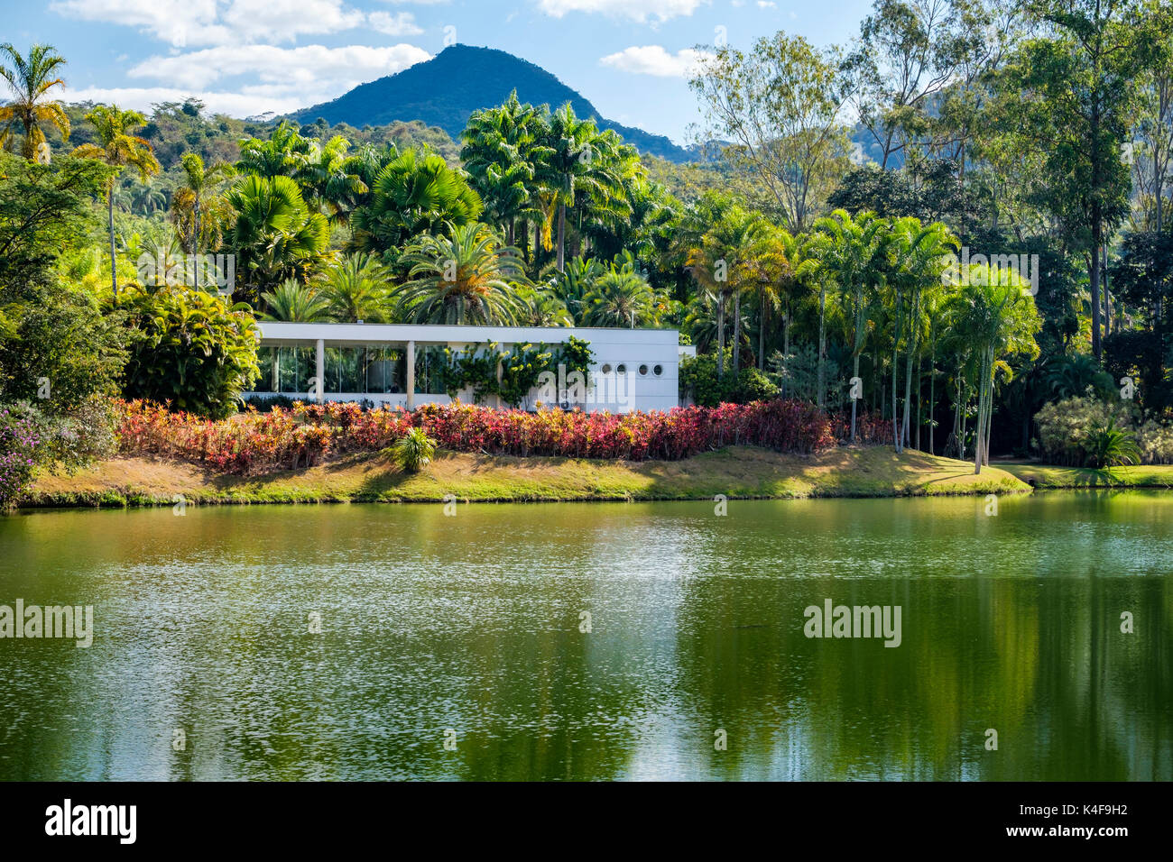 Vista panoramica dall'esterno del Centro Inhotim per l'accoglienza d'Arte Contemporanea, centro visitatori riflesso in un lago, Brumadinho, Belo Horizonte, Brasile. Foto Stock