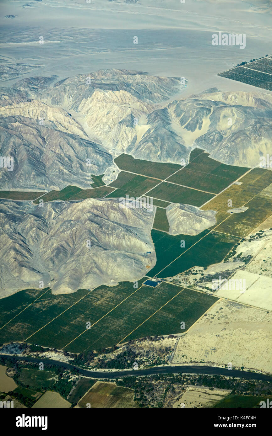 Colture e deserto vicino a Santiago, vicino Ica, Perù, Sud America - aerial Foto Stock