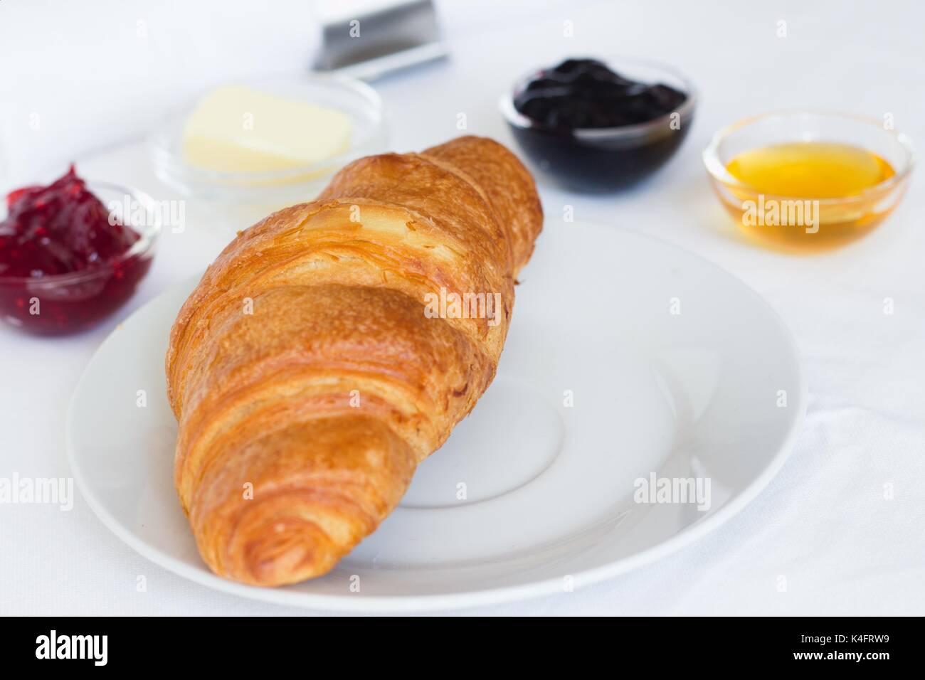 Croissant, marmellate, burro e miele Foto Stock