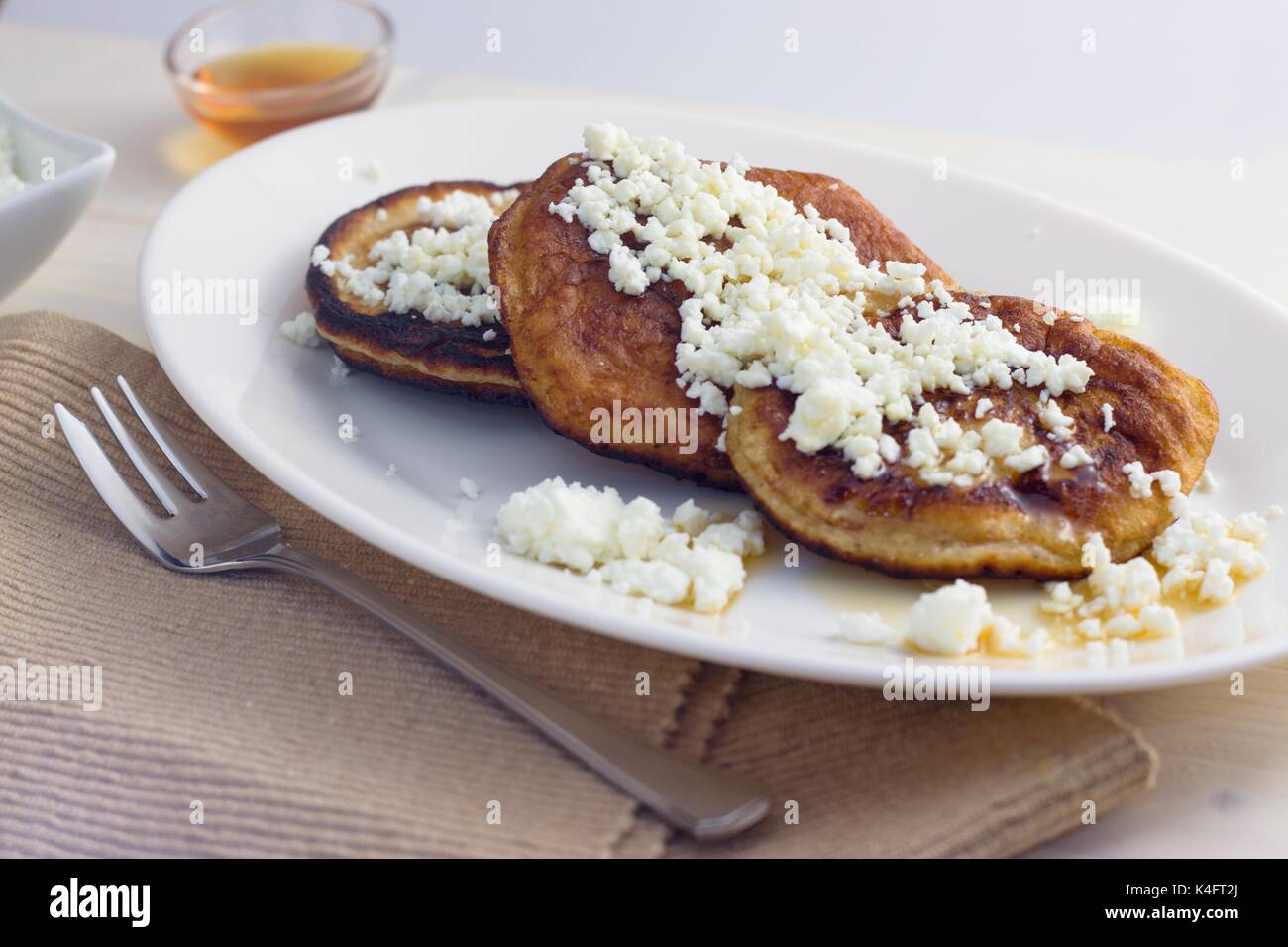 In casa senza glutine frittelle con ricotta e miele servite sulla targhetta ovale Foto Stock
