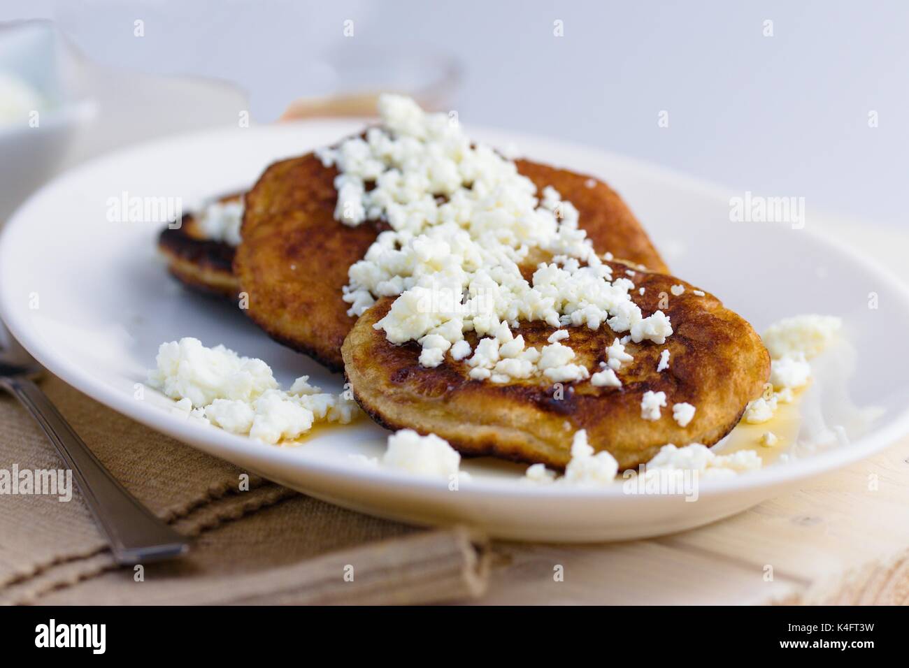 In casa senza glutine frittelle con ricotta e miele servite sulla targhetta ovale Foto Stock
