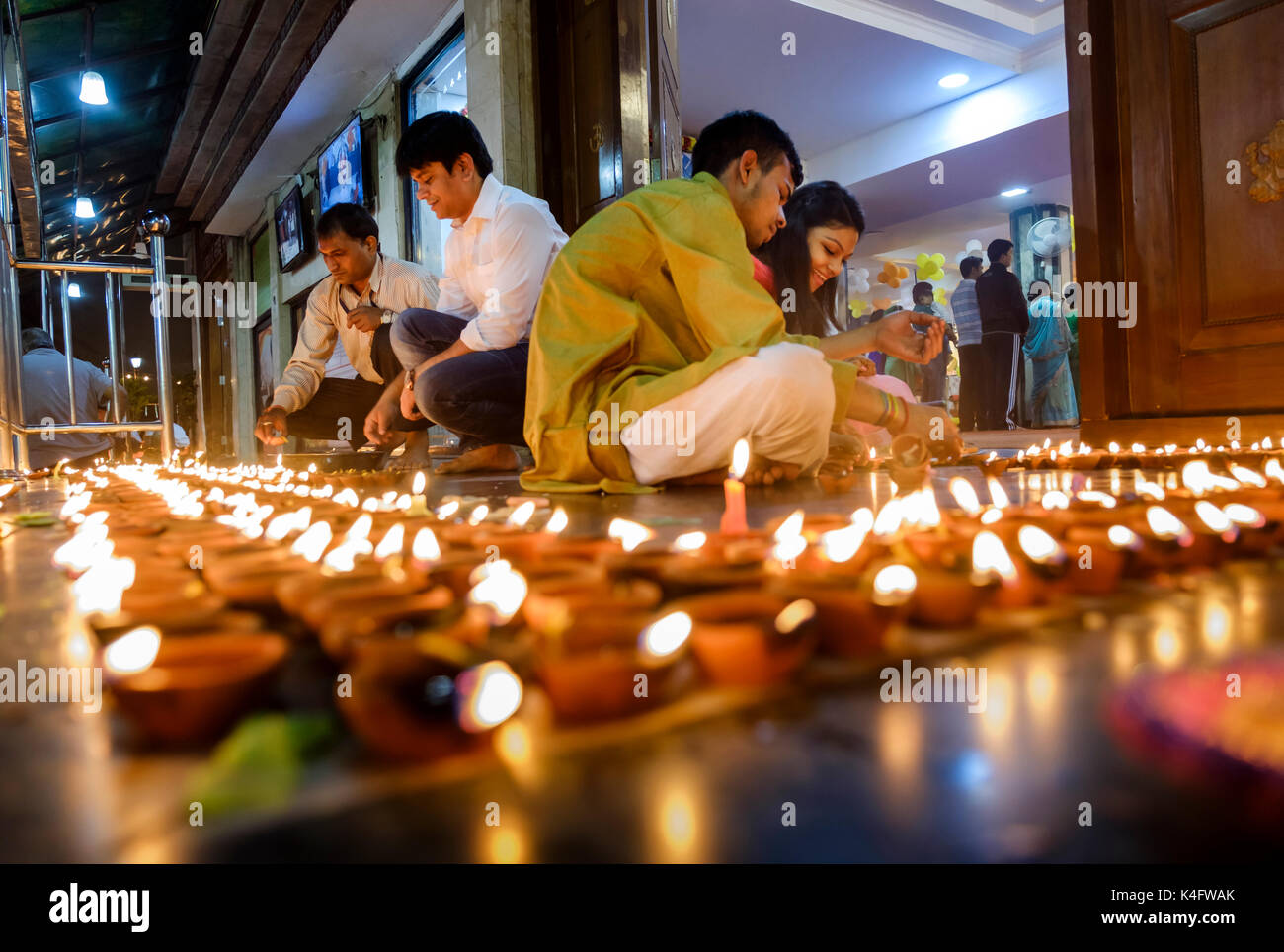 NEW DELHI, India - circa ottobre 2016: persone accendendo candele per il Diwali celebrazione presso il Sai Baba tempio in Hauz Khas area di New Delhi. D Foto Stock