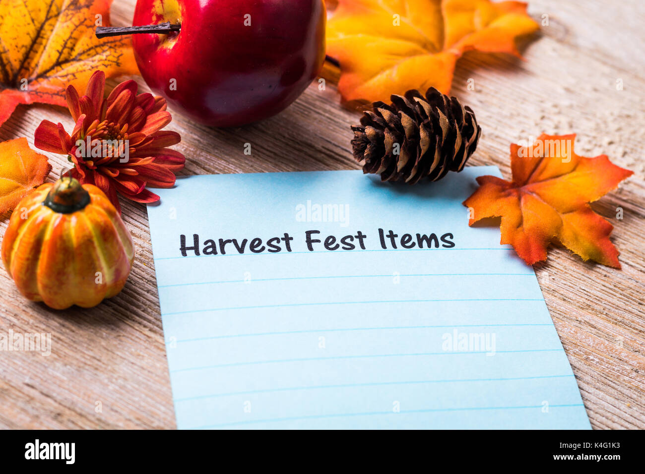 Caduta delle Foglie e Harvest Fest concetto su notebook e la tavola di legno Foto Stock