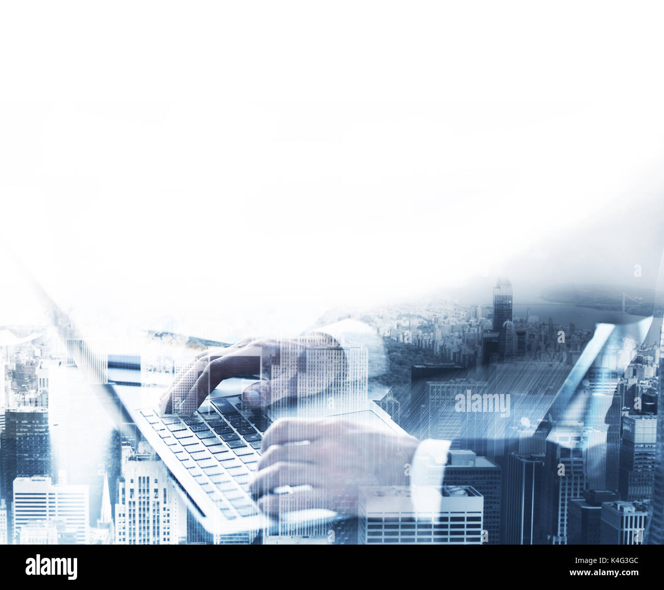 Commercianti in office collegato sulla rete internet con il computer portatile Foto Stock