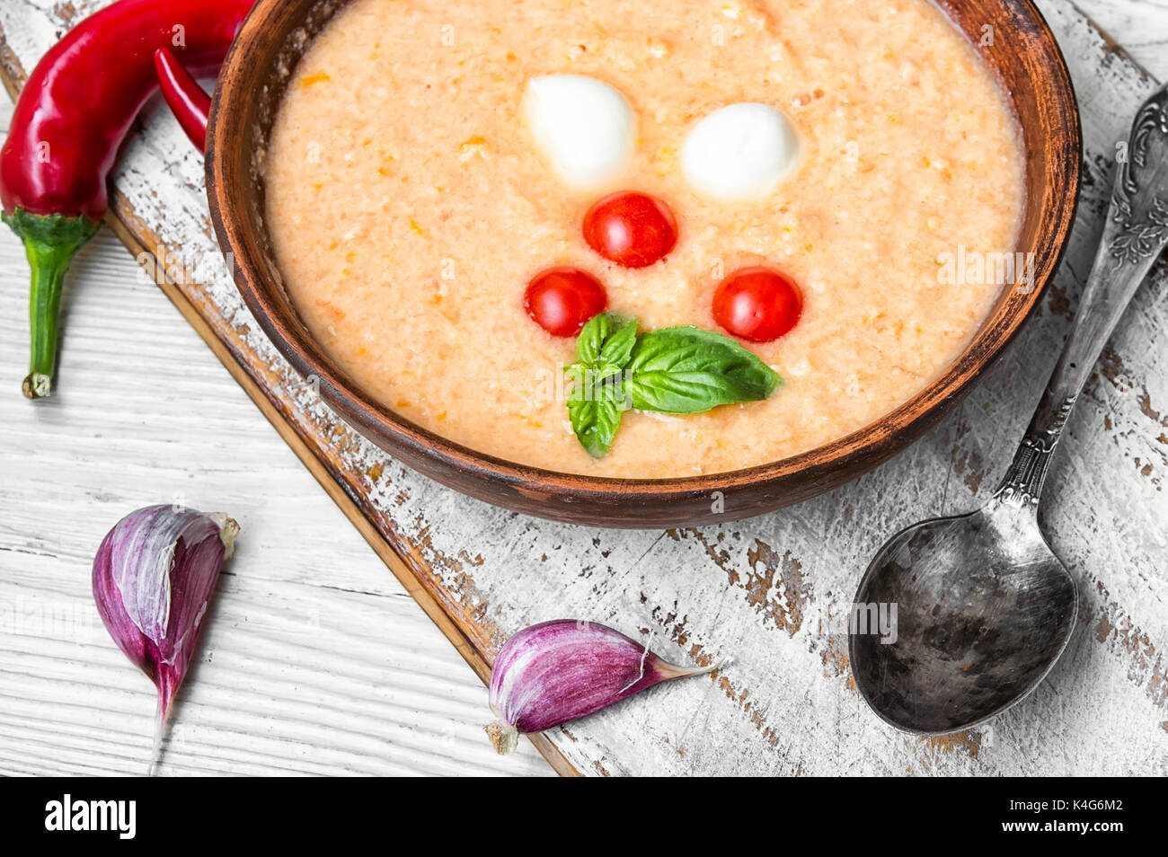 Il Gazpacho freddo minestra di pomodoro bianco su sfondo di legno Foto Stock