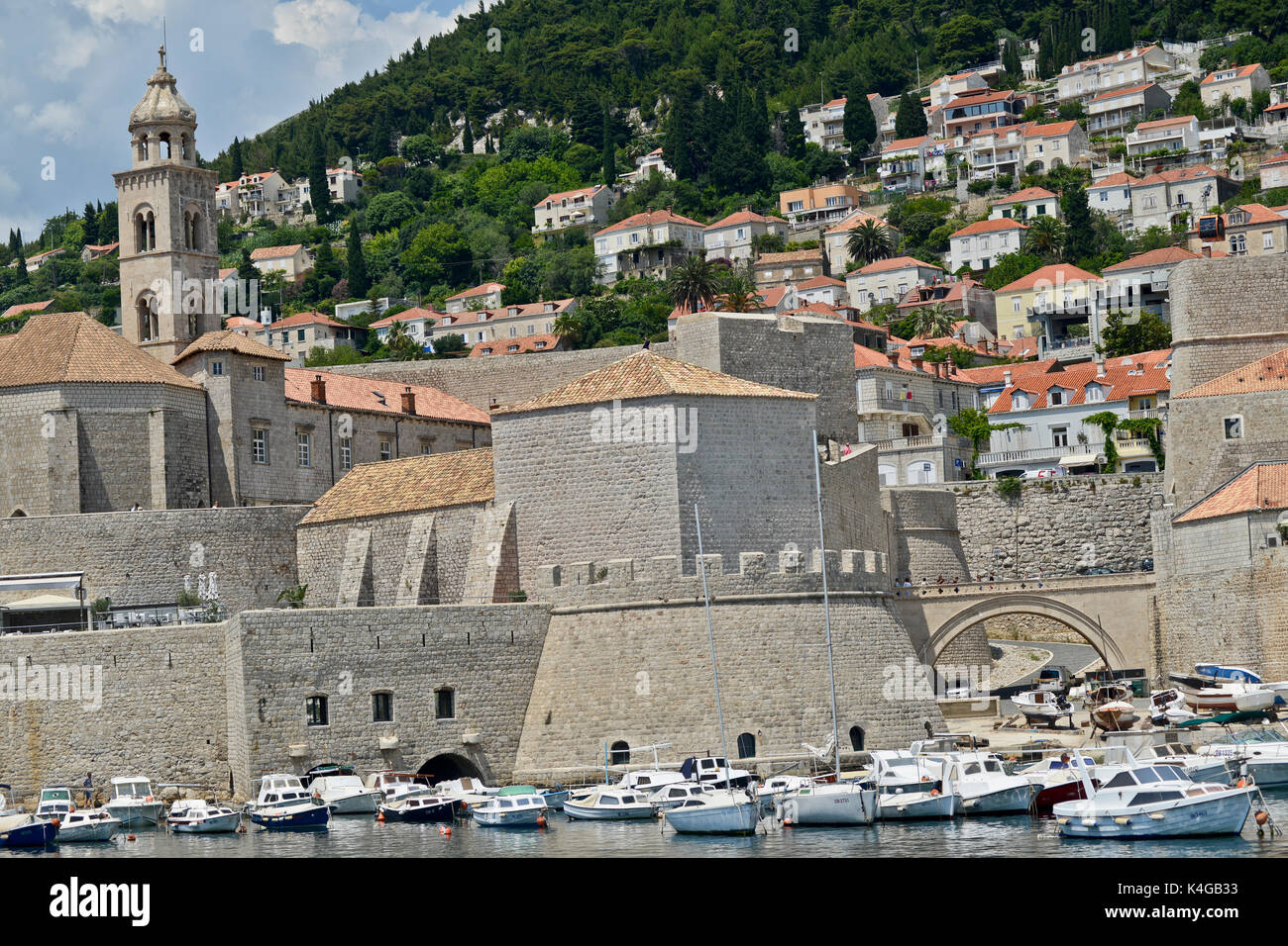 Dubrovnik Porto Vecchio, vista dal mare, con le montagne sullo sfondo Foto Stock