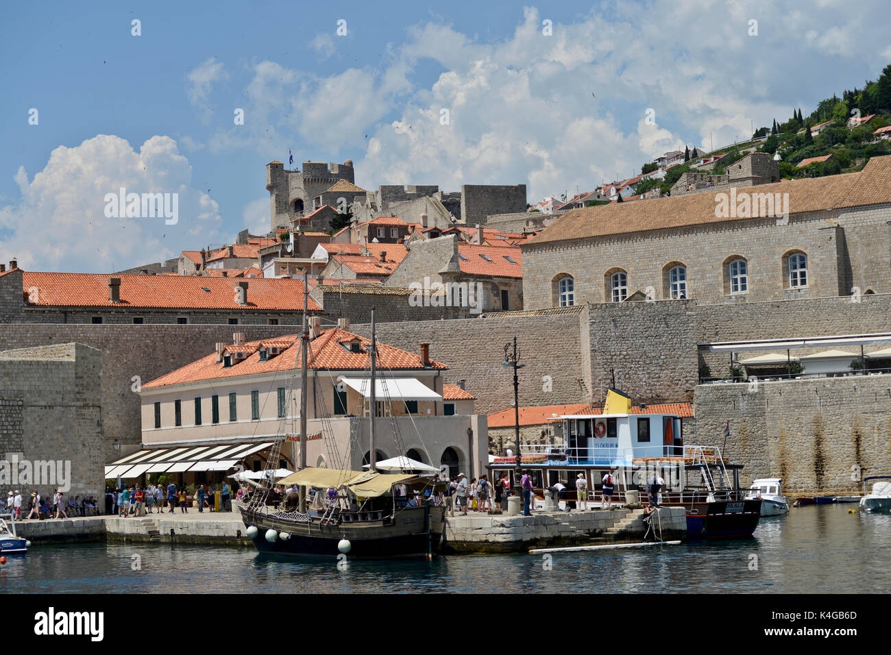 Porto vecchio di Dubrovnik, vista dal mare, con le montagne sullo sfondo. Croazia Foto Stock
