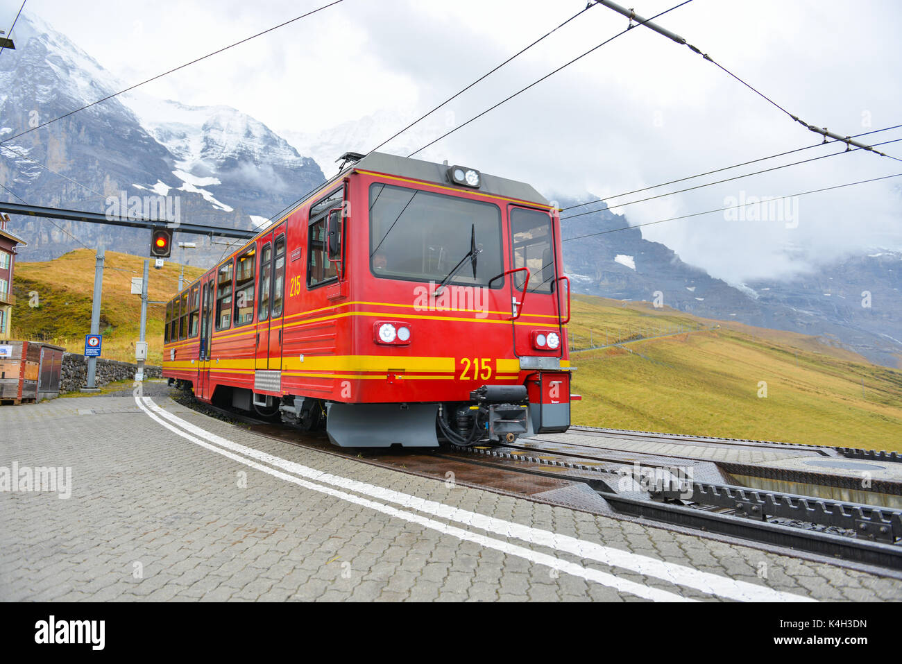 Kleine Scheidegg, Svizzera - 11 Ottobre 2014: vista di una delle Ferrovie della Jungfrau in treno, collegamento di Kleine Scheidegg a Jungfraujoch. Foto Stock