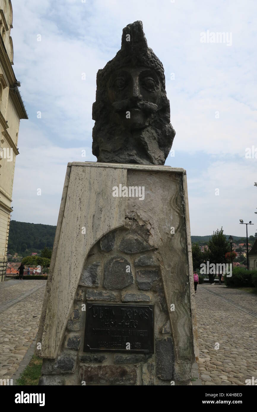 Busto di Vlad Tepes III, Principe di Wallachia (1431–1476) conosciuto anche come Draculea o Vlad l'Impalatore a Sighisoara, Romania. Foto Stock