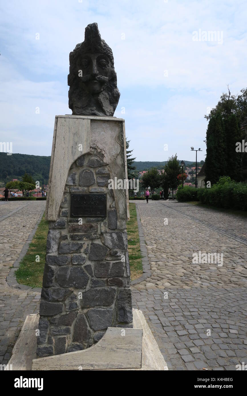 Busto di Vlad Tepes III, Principe di Wallachia (1431–1476) conosciuto anche come Draculea o Vlad l'Impalatore a Sighisoara, Romania. Foto Stock
