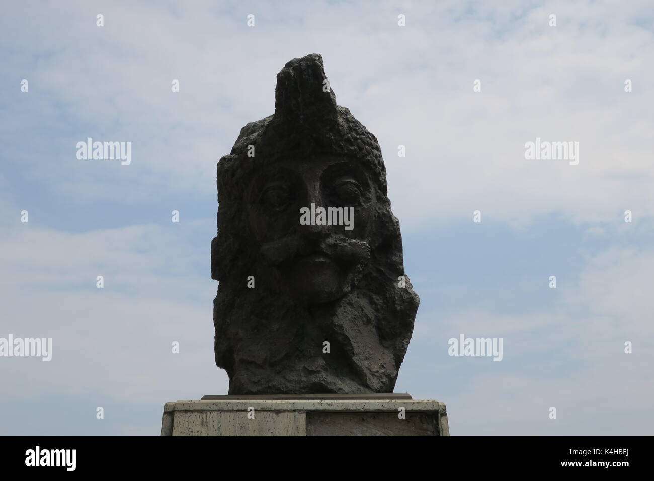 Busto di Vlad Tepes III, Principe di Wallachia (1431–1476) conosciuto anche come Draculea o Vlad l'Impalatore a Sighisoara, Romania. Foto Stock