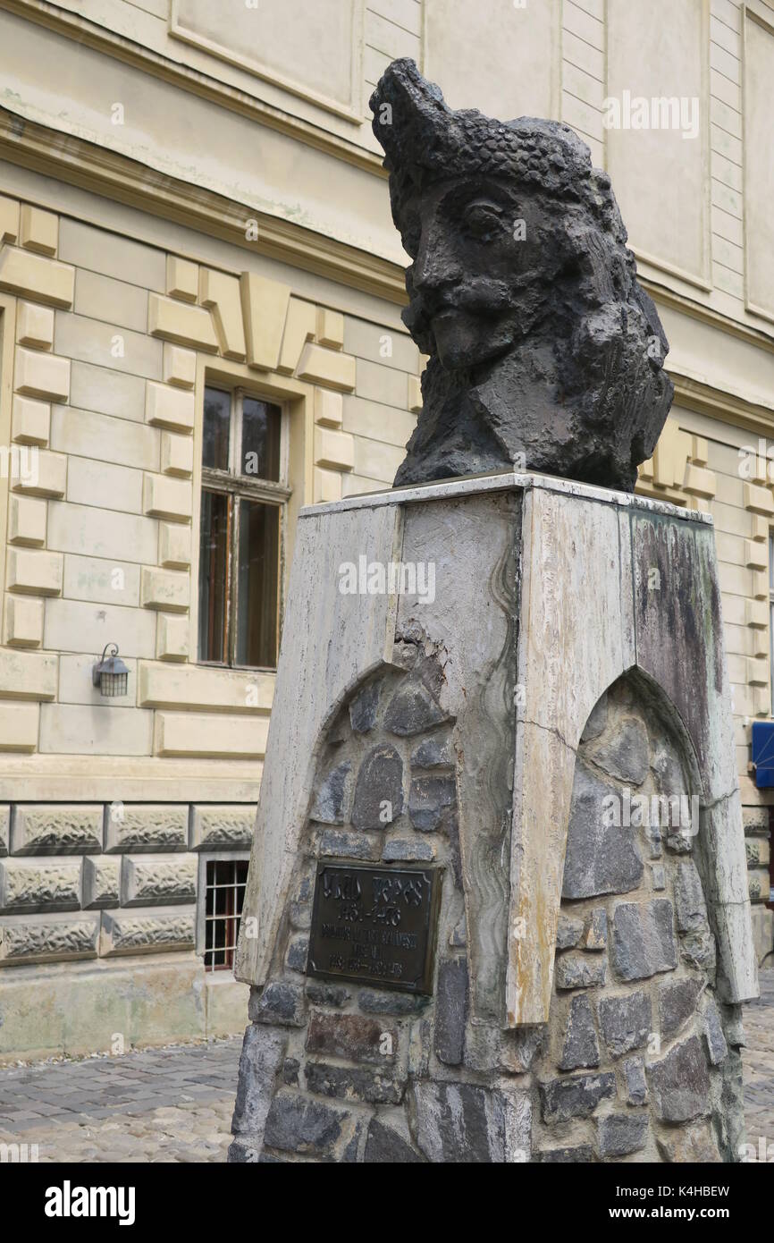 Busto di Vlad Tepes III, Principe di Wallachia (1431–1476) conosciuto anche come Draculea o Vlad l'Impalatore a Sighisoara, Romania. Foto Stock