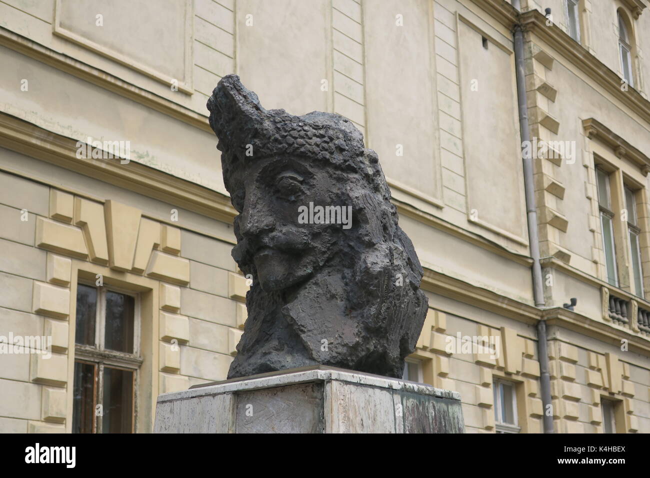 Busto di Vlad Tepes III, Principe di Wallachia (1431–1476) conosciuto anche come Draculea o Vlad l'Impalatore a Sighisoara, Romania. Foto Stock