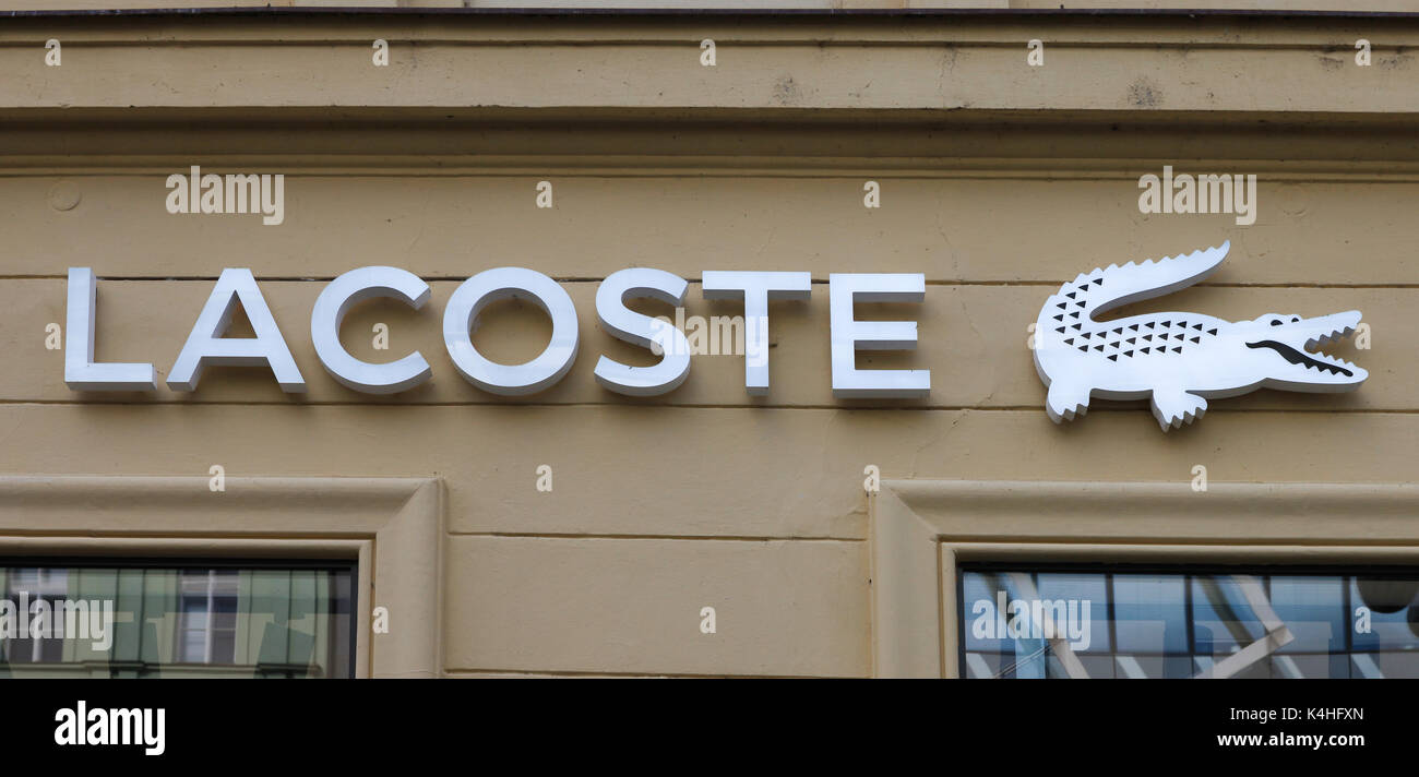 Lacoste segno su un negozio. Lacoste è un francese di società di abbigliamento che vende high-end di abbigliamento, calzature, profumo, pelletteria, e il più famoso polo s Foto Stock