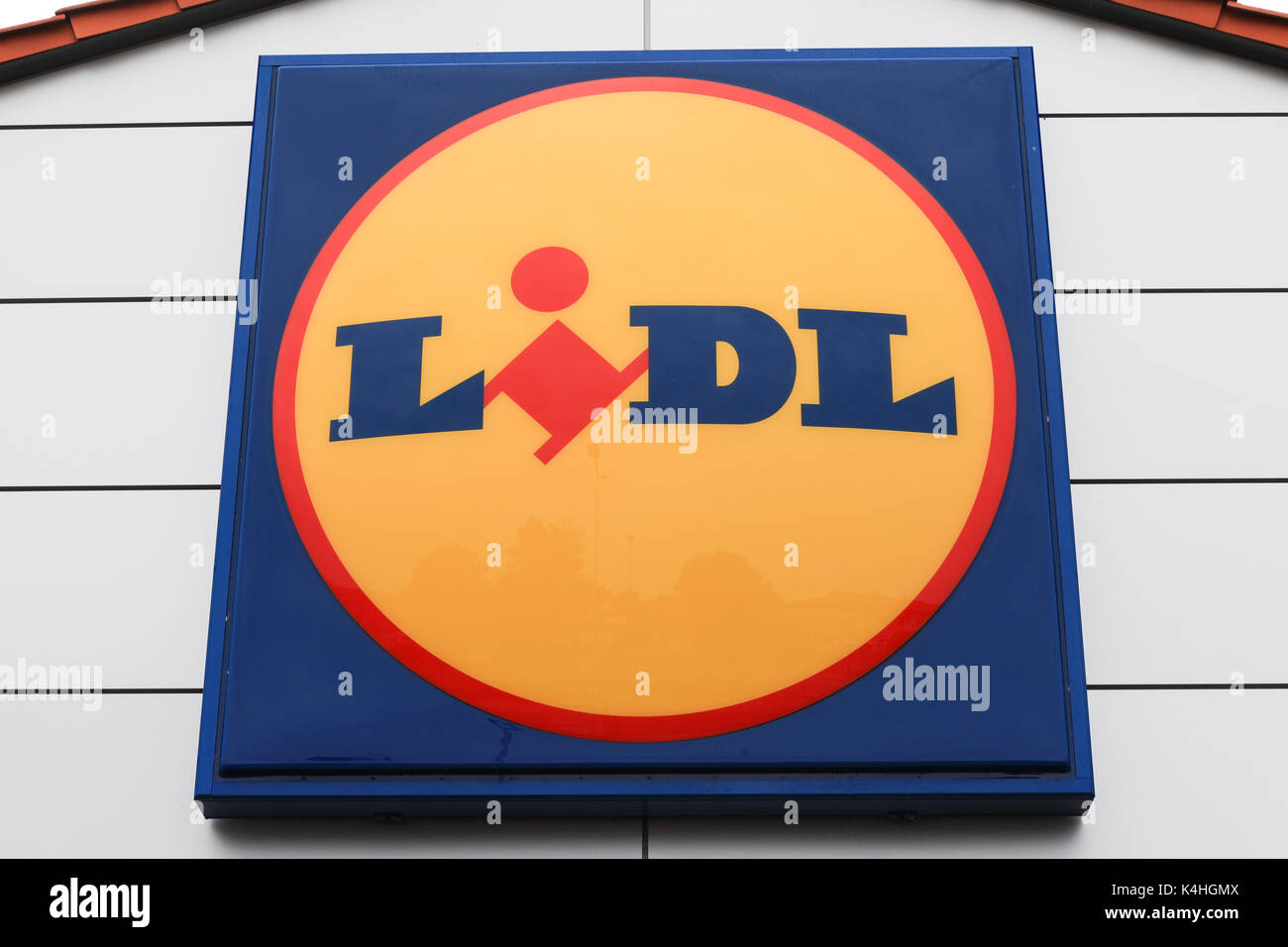 Cartello Lidl. Lidl Stiftung & Co. È una catena tedesca di supermercati con sconti globali, con sede a Neckarsulm, in Germania Foto Stock