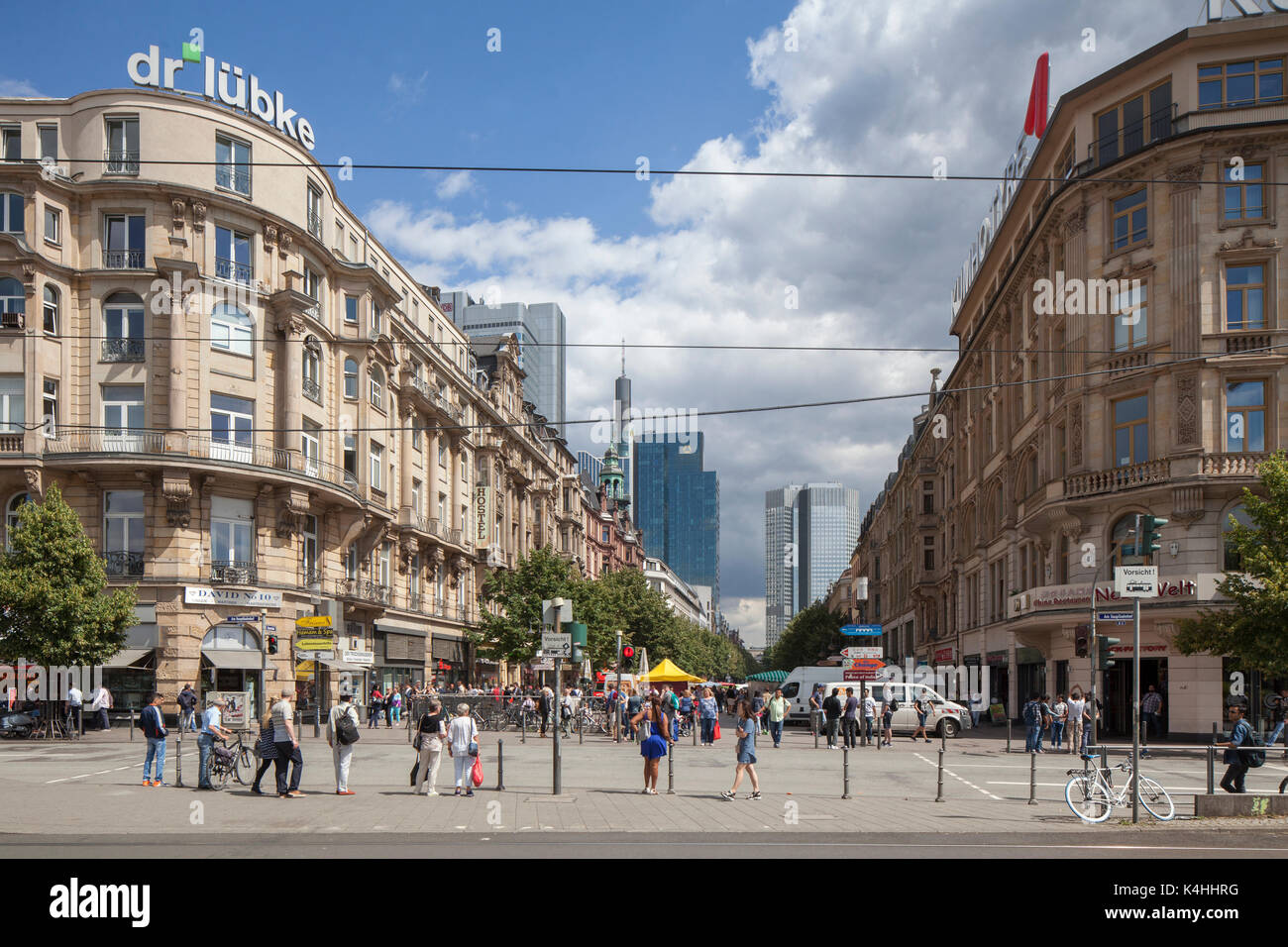 DEU, Deutschland, Frankfurt am Main : Gründerzeit-Architektur und moderne Banken in der Kaiserstrasse | DEU, Germania, Frankfurt am Main : vecchie case Foto Stock