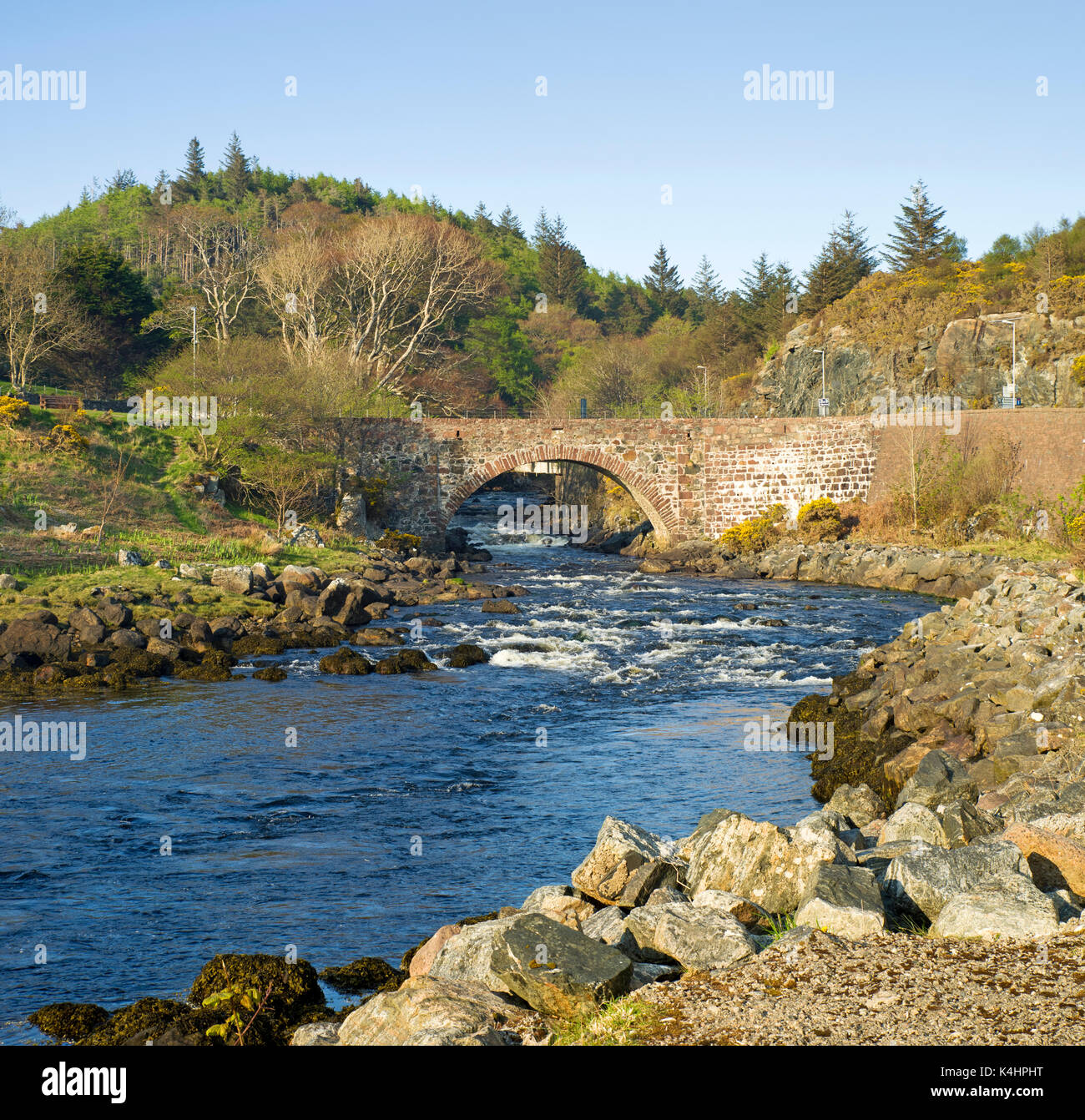 Antica pietra ponte stradale sul fiume Inver nella periferia di Lochinver, Assynt, Sutherland, Northwest Highlands. La strada che conduce a Baddidarach. Foto Stock