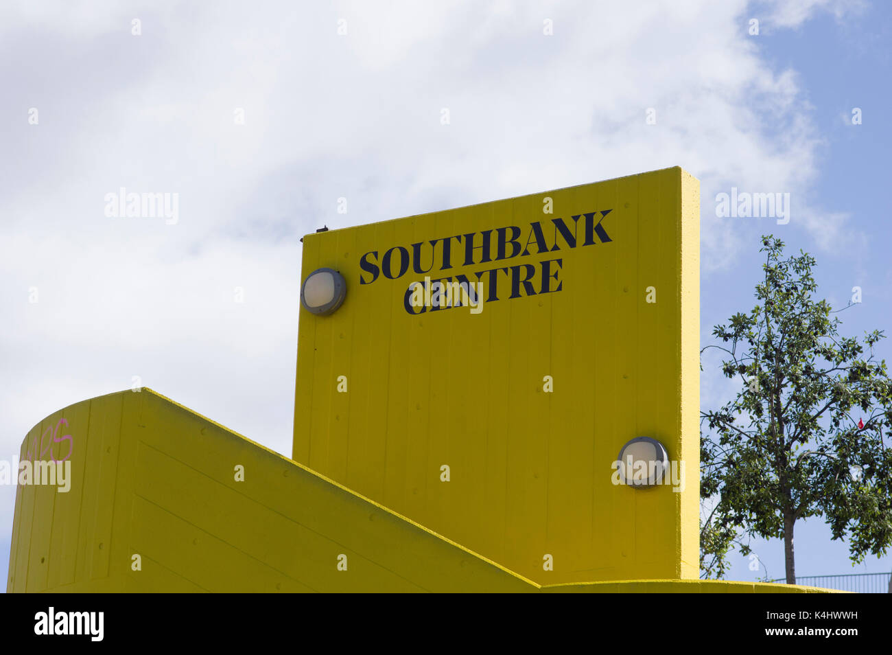 Southbank lettere in nero su giallo Sfondo mattone con un cielo blu e nuvole in una giornata di sole a Londra Foto Stock