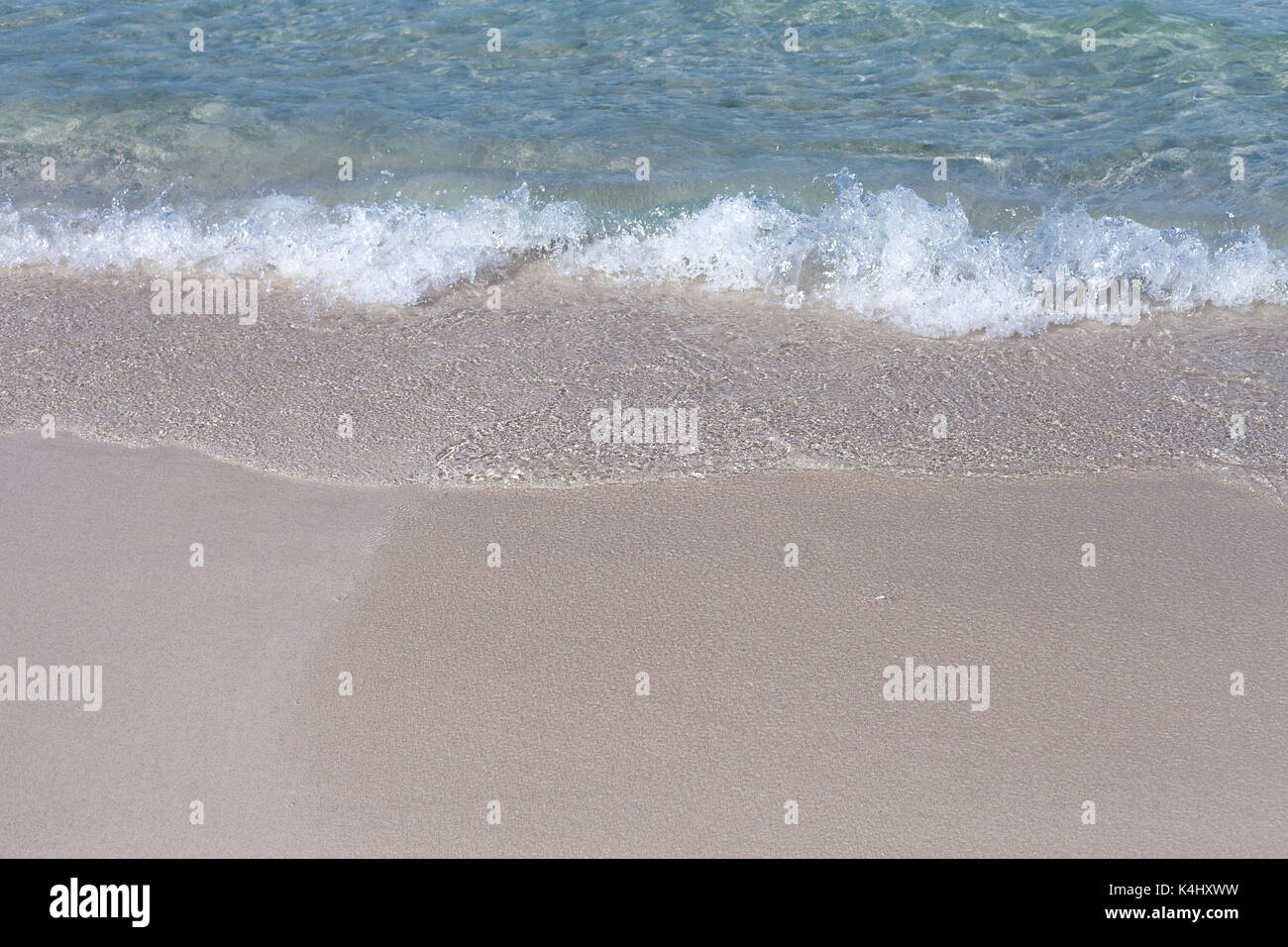 Onda morbida di colore blu oceano su una spiaggia di sabbia. Sfondo. Messa a fuoco selettiva. Foto Stock