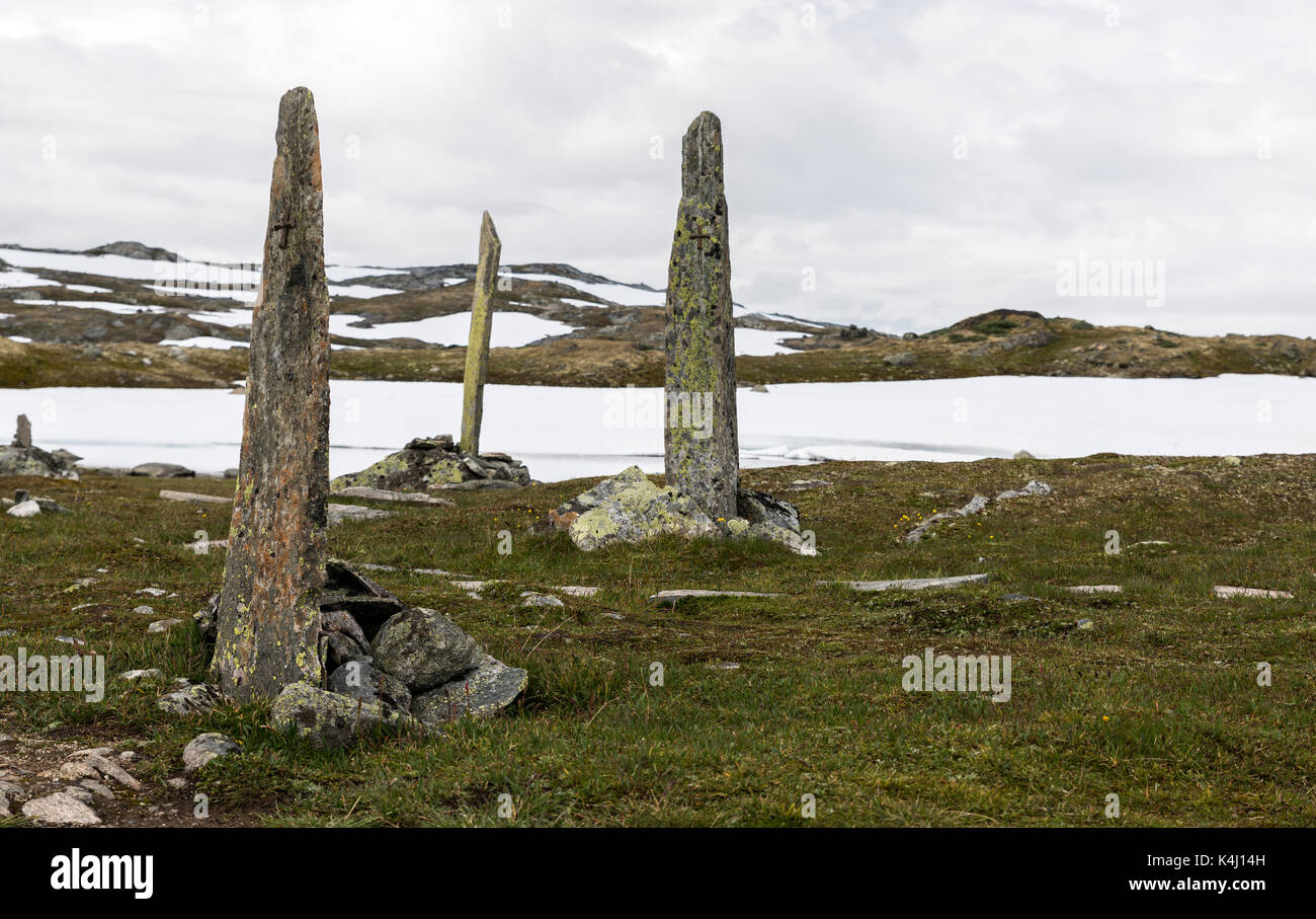 Cumuli di pietre come un monumento sulla strada 55 dove l'uomo con i cavalli sono morti per congelamento morti quando attraversano questa moutains nel 1862 Foto Stock