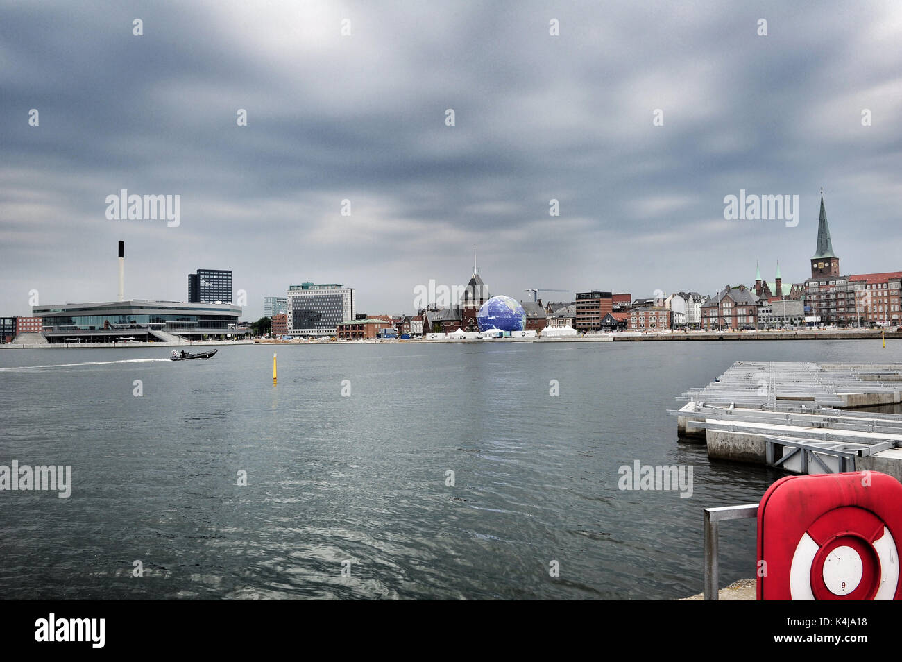 La città di Aarhus visto dalla zona portuale. Sul lato destro, la torre campanaria del Duomo può essere visto. Cattedrale di Aarhus è la più lunga e Foto Stock