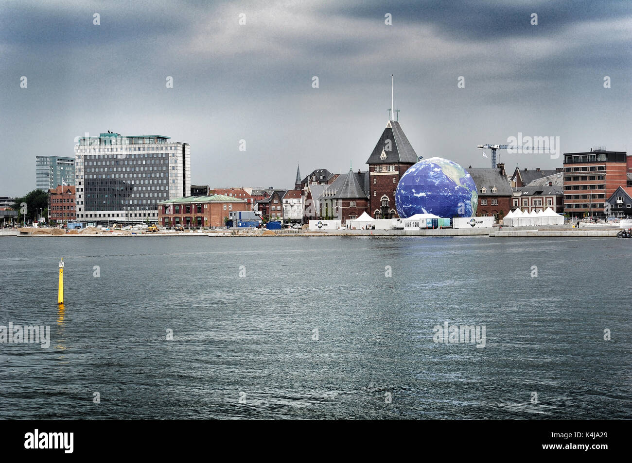 La città di Aarhus con il nuovo mondo del clima pianeta, visto dalla zona portuale. Foto Stock