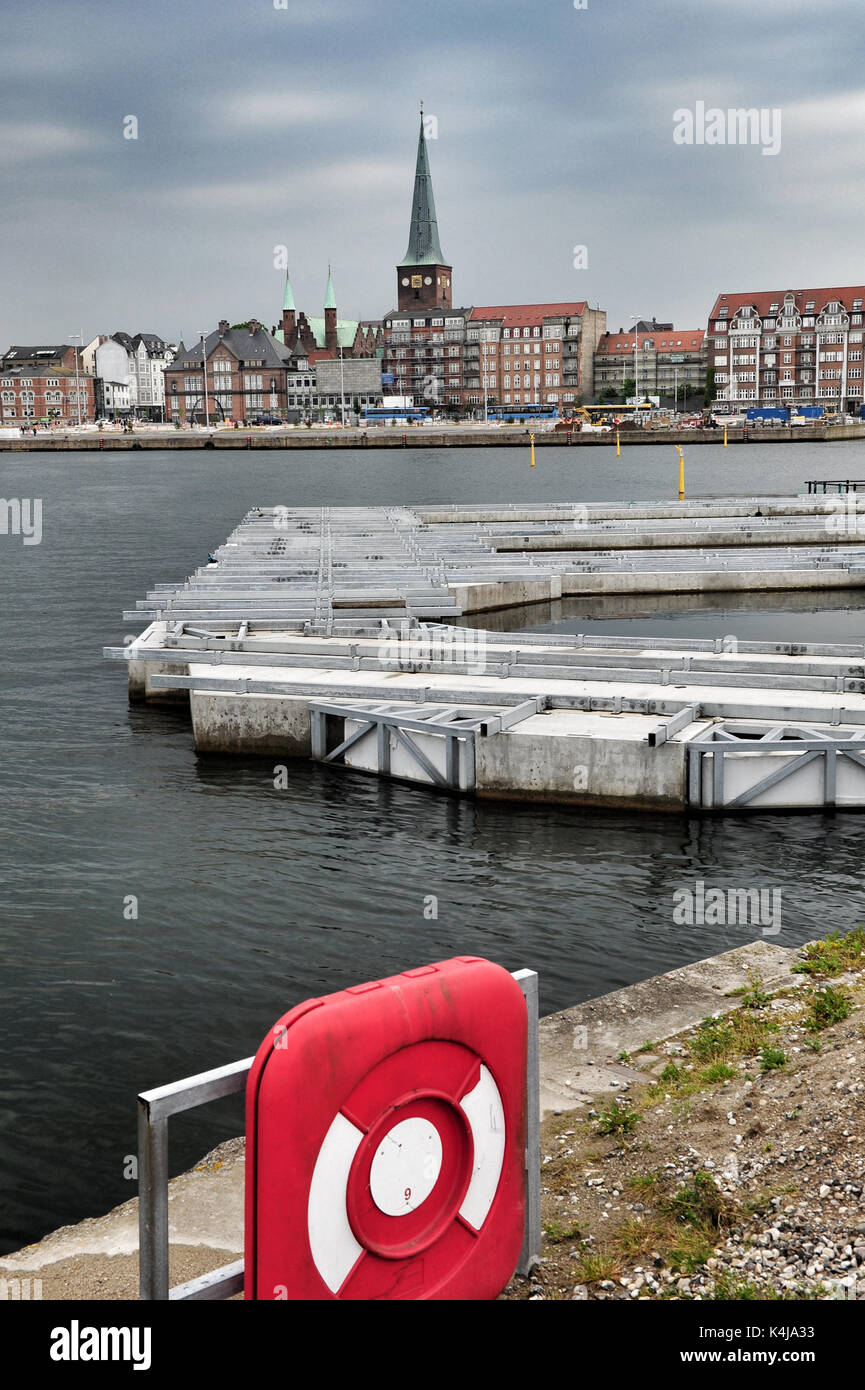 Vista di Aarhus e la sua cattedrale dalla zona portuale. Foto Stock