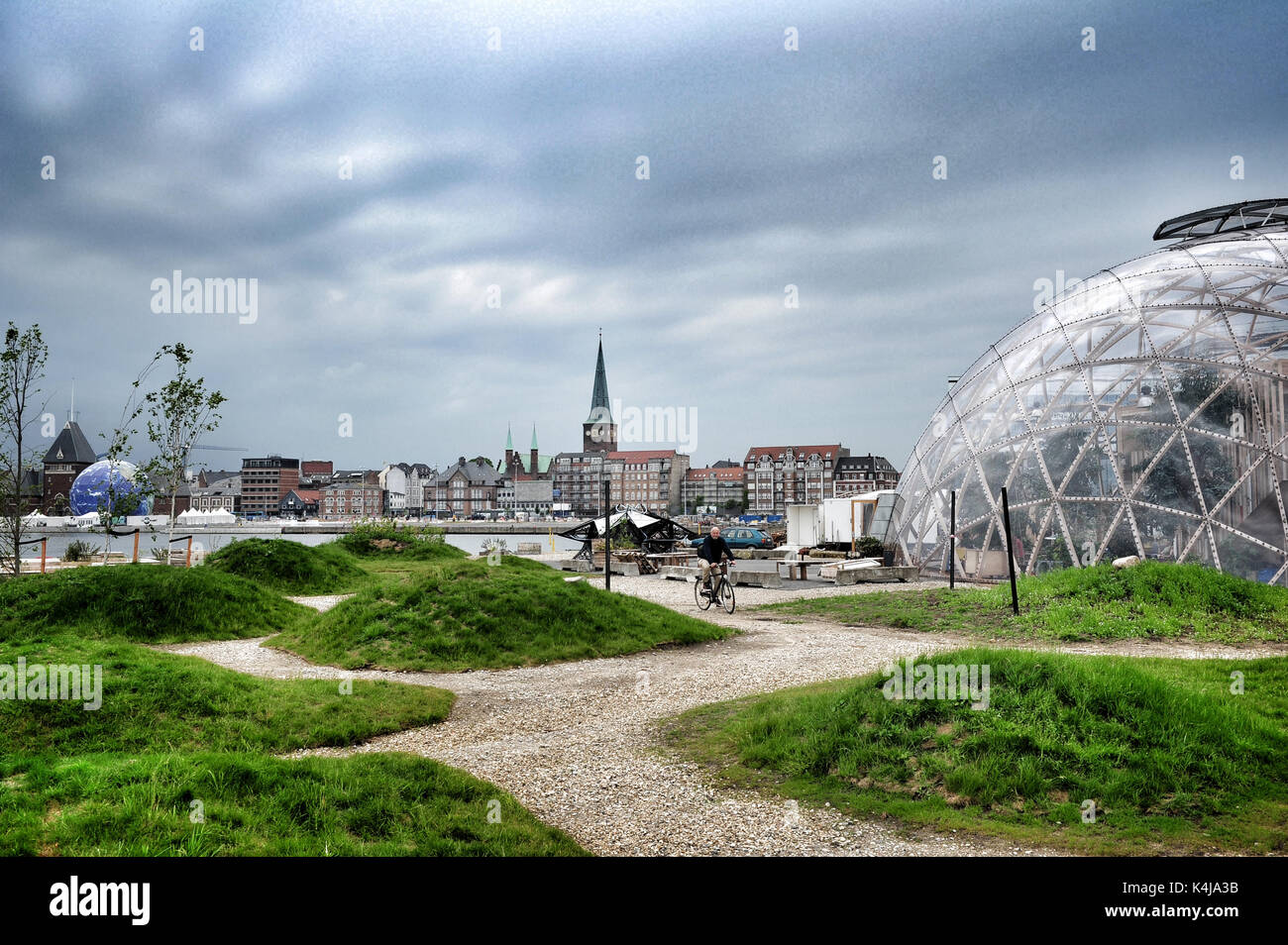 La città di Aarhus visto dalla zona portuale. In primo piano la cupola della visione; sullo sfondo il campanile della cattedrale, il più alto della co Foto Stock
