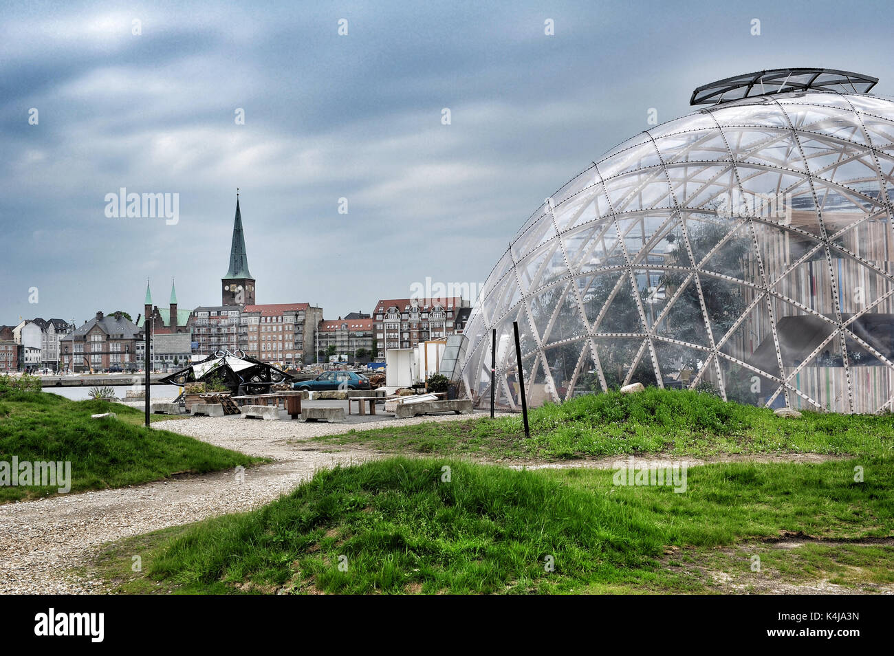 La città di Aarhus visto dalla zona portuale. In primo piano la cupola della visione. Foto Stock