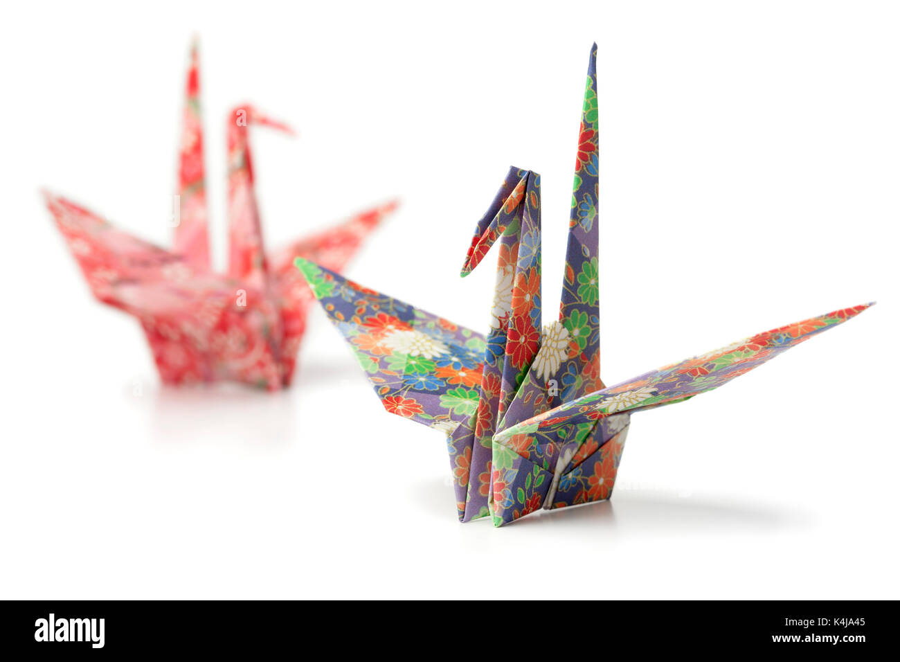 Due carta origami gru uccelli su sfondo bianco Foto Stock