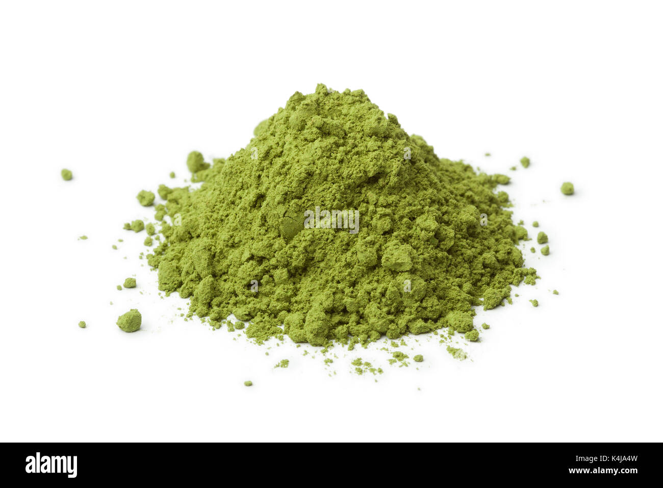 Cumulo di giapponese verde in polvere matcha tè su sfondo bianco Foto Stock