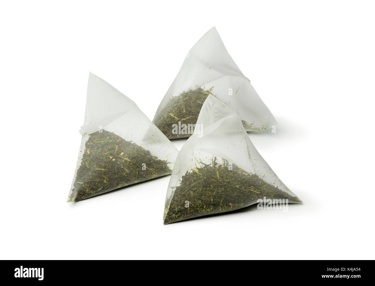 Sacchetti di triangolo con tè matcha su sfondo bianco Foto Stock
