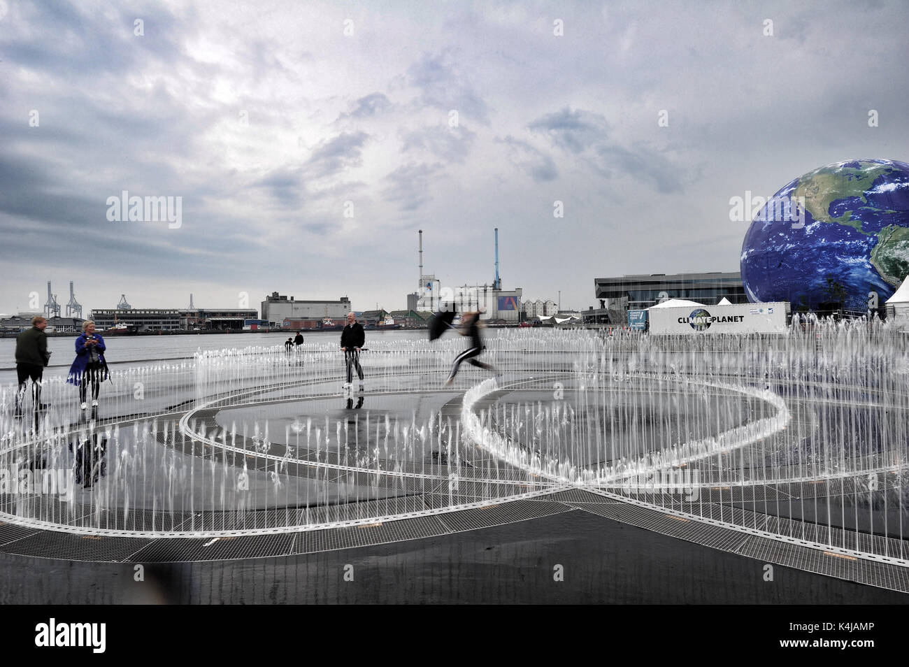 Le persone che giocano nel nuovo collegamento senza fine della installazione di Jeppe Hein sul lungomare di Aarhus. Foto Stock