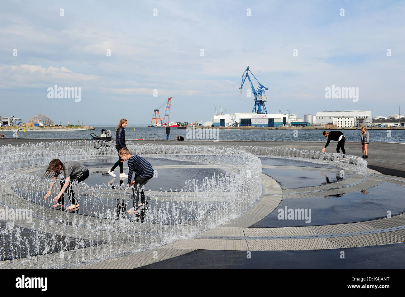 I bambini che giocano nel nuovo collegamento senza fine della installazione di Jeppe Hein sul lungomare di Aarhus. Foto Stock