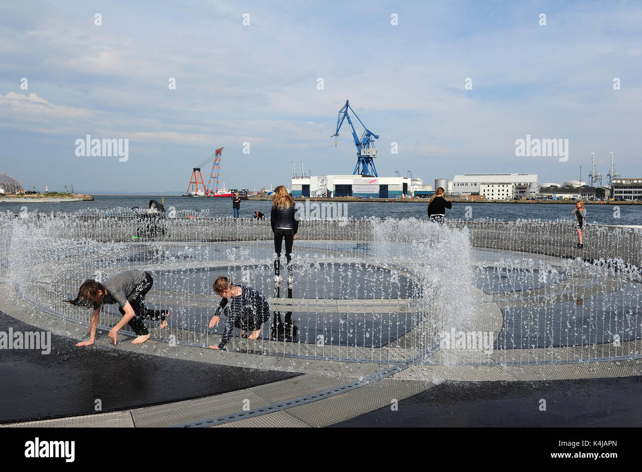 I bambini che giocano nel nuovo collegamento senza fine della installazione di Jeppe Hein sul lungomare di Aarhus. Foto Stock