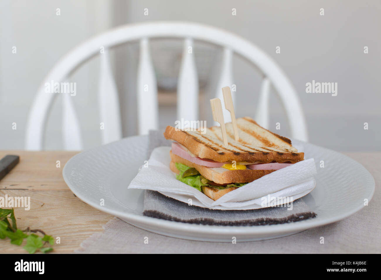 Piastra con sandwich su splendidamente servito tabella Foto Stock