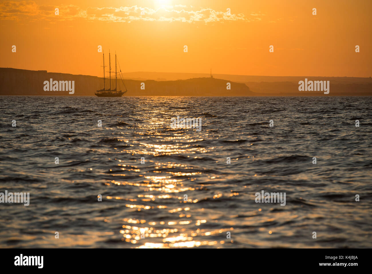 Tre masted goletta in ancoraggio anteriore del "punto di speranza" nel Sud Inghilterra al tramonto Foto Stock