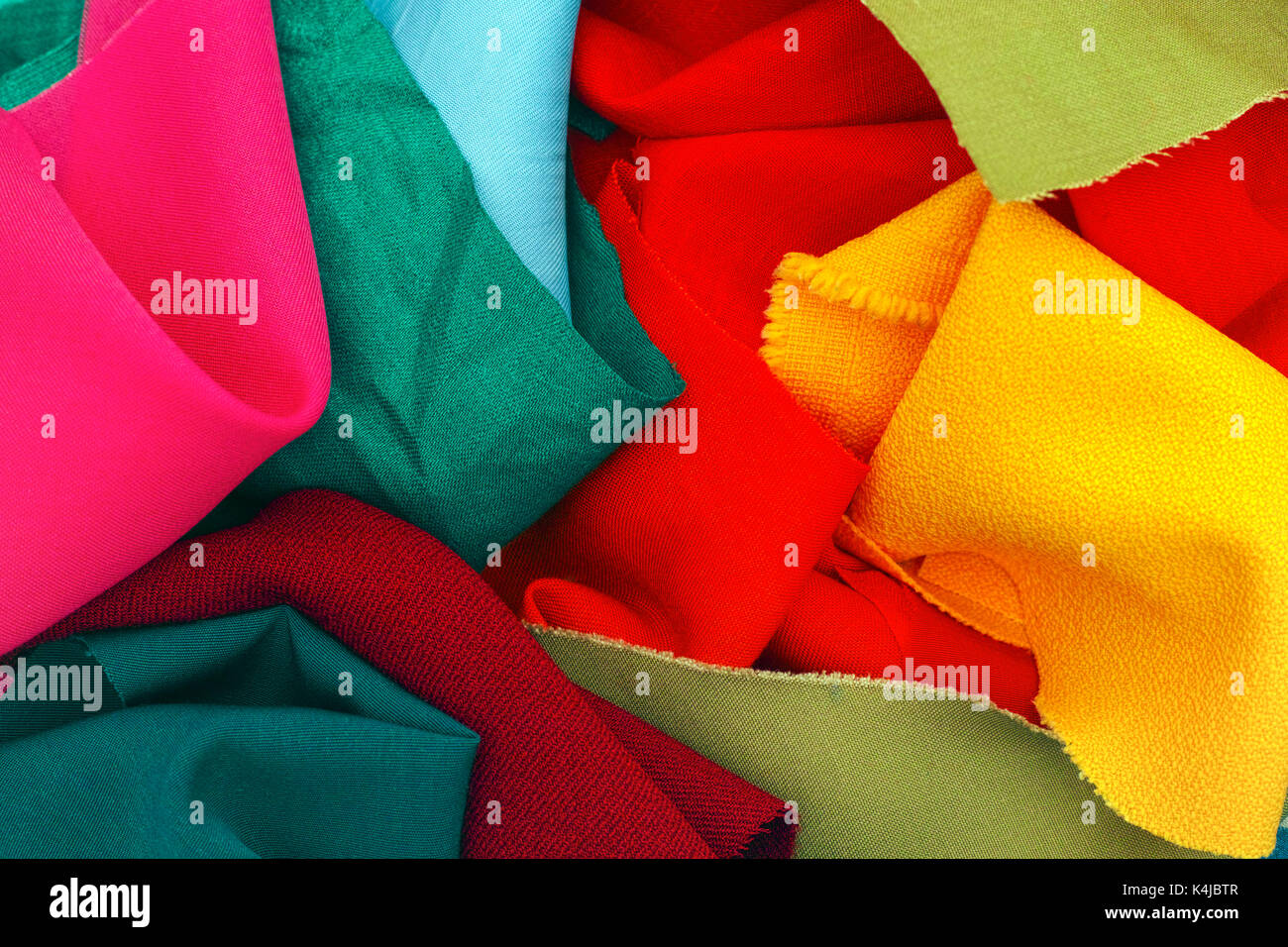 Alcuni pezzi di tessuto colorato. full frame. Foto Stock