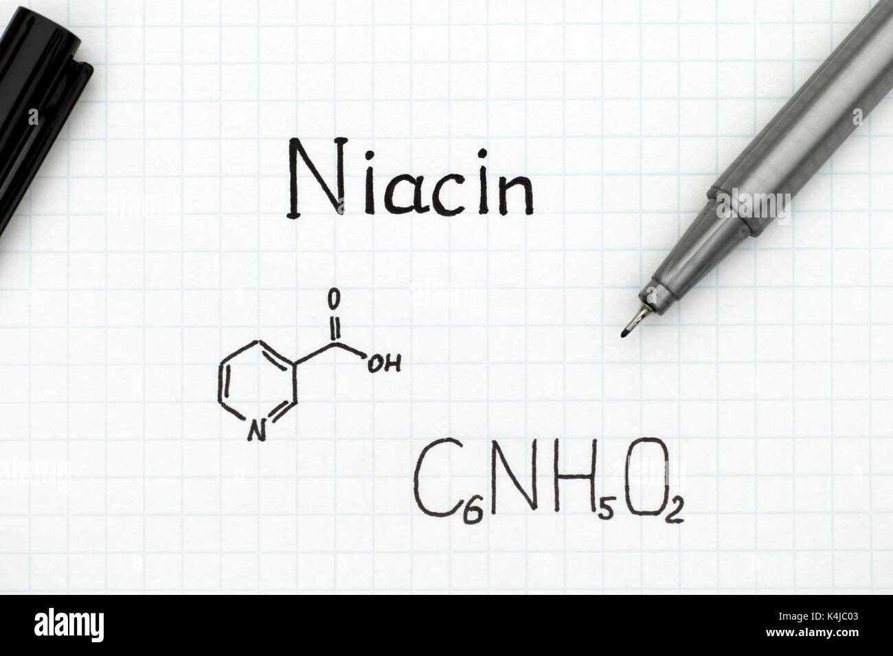 Formula chimica di niacina con la penna nera. close-up. Foto Stock