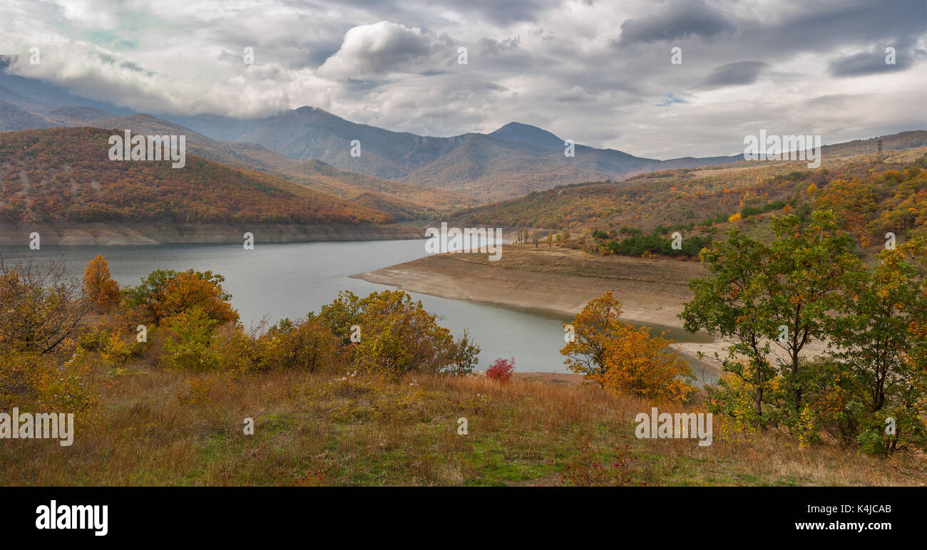 Panoramica del paesaggio di montagna con serbatoio artificiale nei pressi di Alushta città a caduta stagione, penisola di Crimea Foto Stock