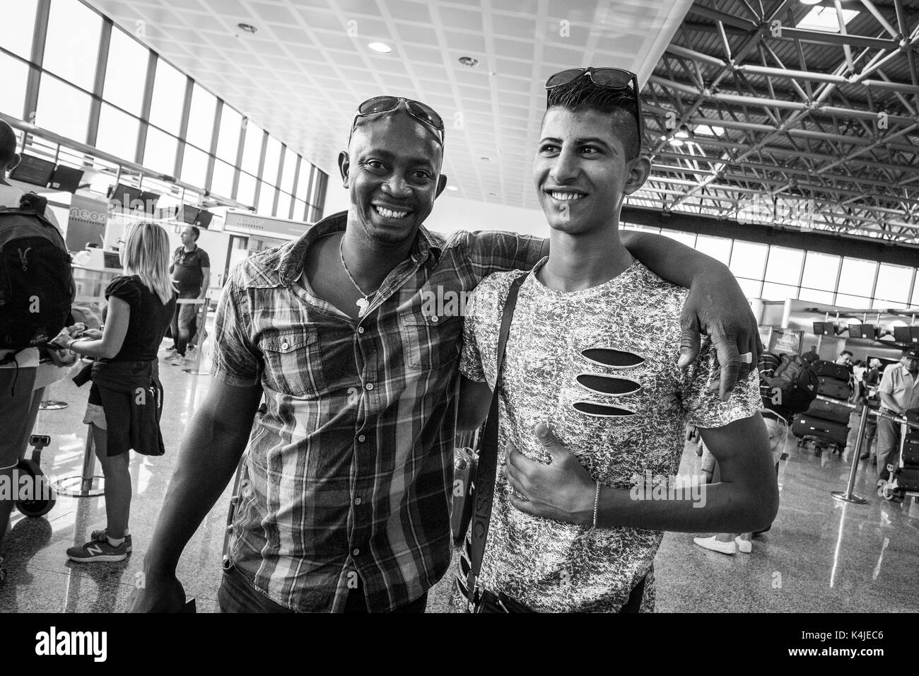 L'Italia, Milano, dall'aeroporto di Malpensa, giovani migranti egiziano torna al suo paese dopo cinque anni di distanza dalla famiglia Foto Stock