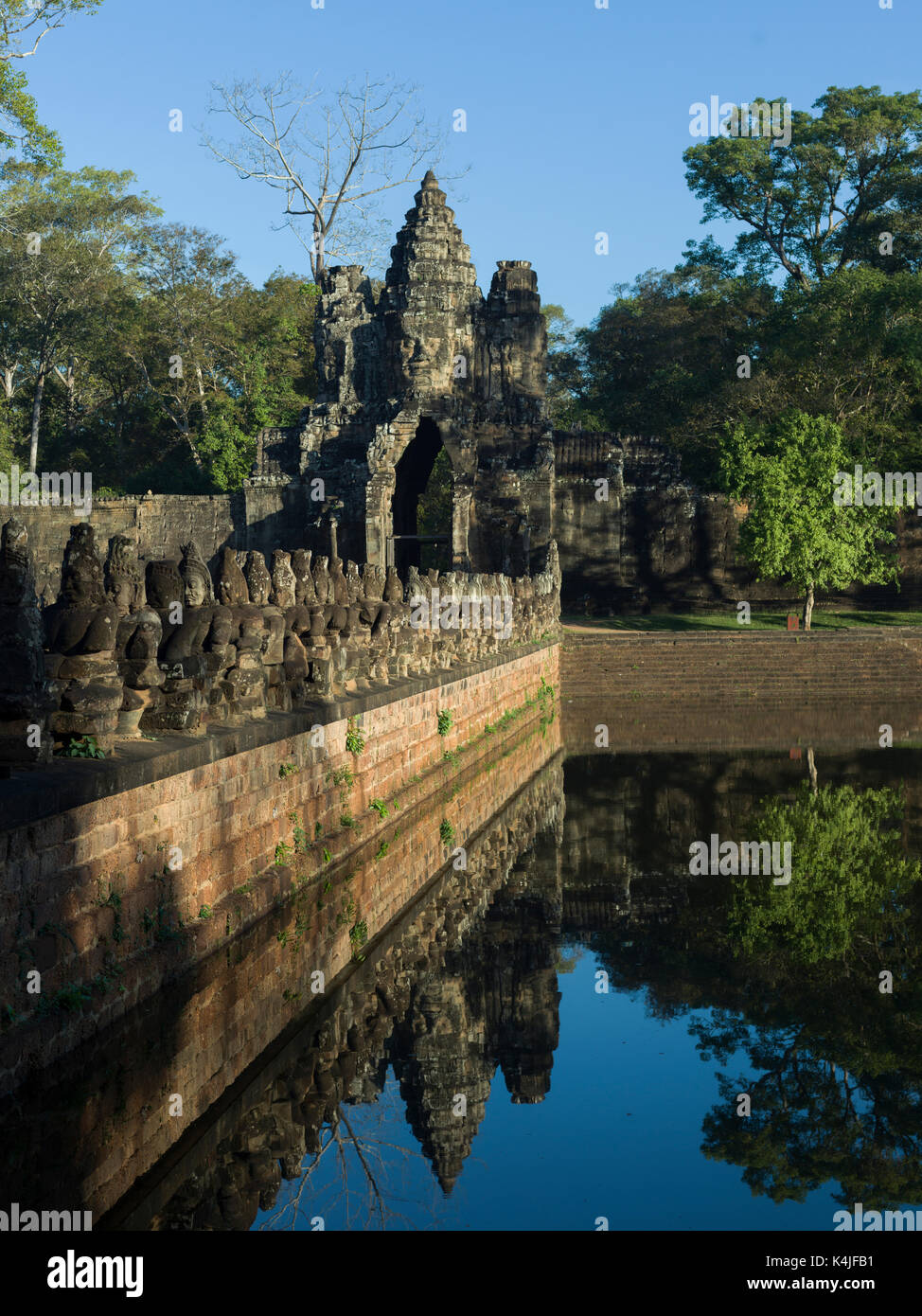 Statue a South Gate bridge e gateway Angkor Thom, krong siem reap, siem reap, Cambogia Foto Stock