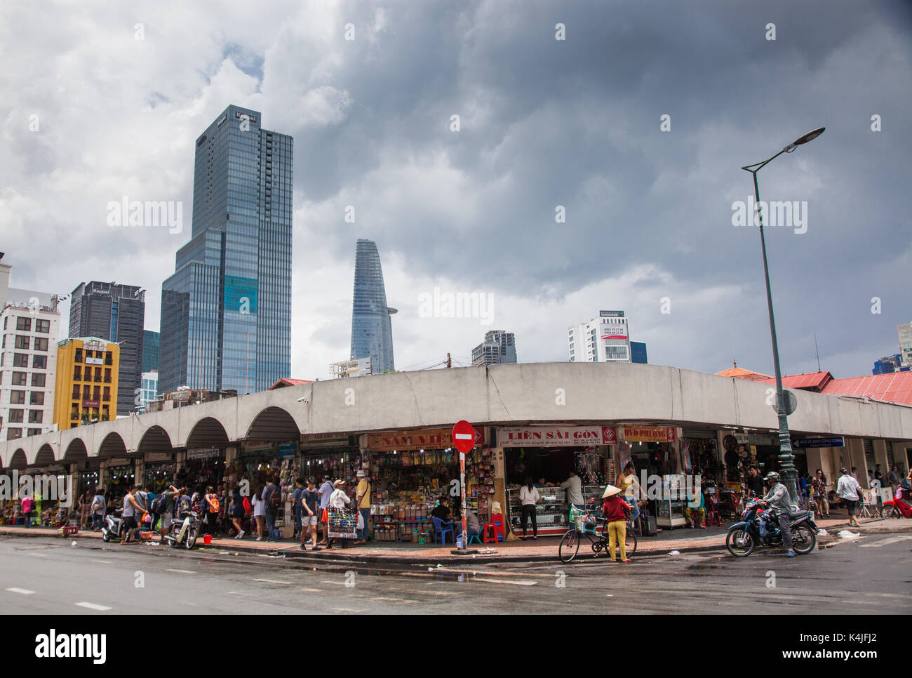 La città di Ho Chi Minh (Saigon), VIETNAM - Luglio 2017: consente di visualizzare le strade e gli edifici di Ho Chi Minh City (Saigon), con moderni grattacieli e Ben Thanh ma Foto Stock