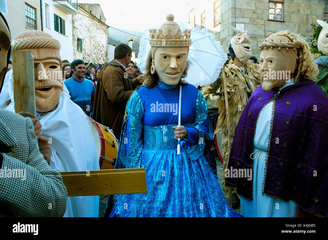 Tradizionali maschere in legno durante il carnevale. Lazarim, Beira Alta, Portogallo Foto Stock