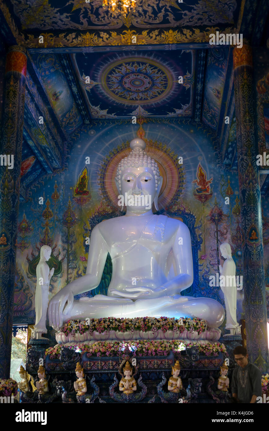 Statua di Buddha a tempio, rong suea dieci tempio, Chiang Rai, Thailandia Foto Stock