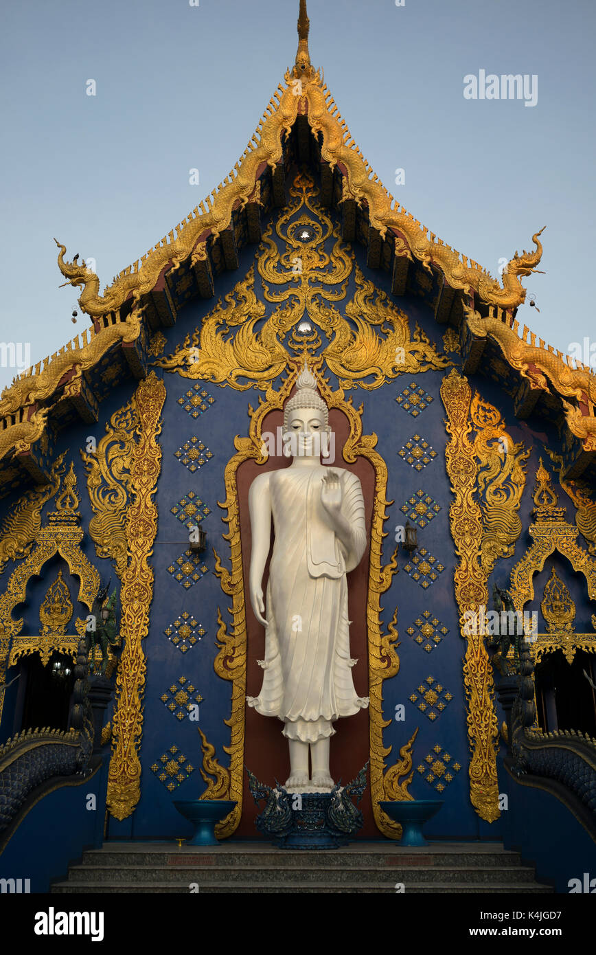 Statua di Buddha a tempio, rong suea dieci tempio, Chiang Rai, Thailandia Foto Stock